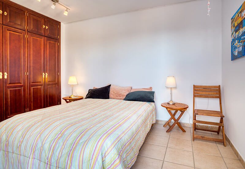 Slaapkamer 4 met ingebouwde kast.