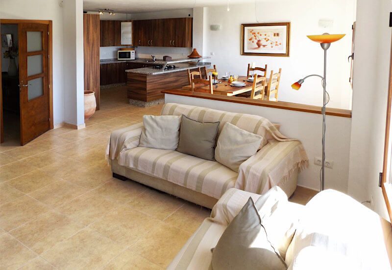 Open lounge with view on diner area and kitchen