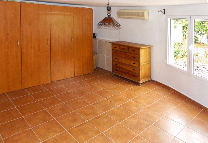 Slaapkamer 4 is uitgerust met een grote houten kledingkast