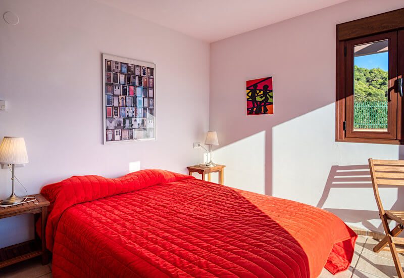 Slaapkamer 2 met direct uitzicht op het zwembad