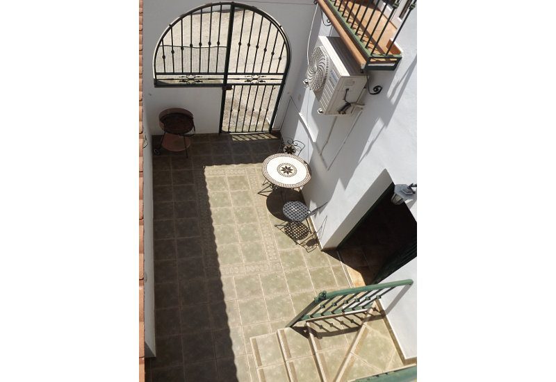 The inner courtyard connects upper and lower part of Casa Montaña in Sedella