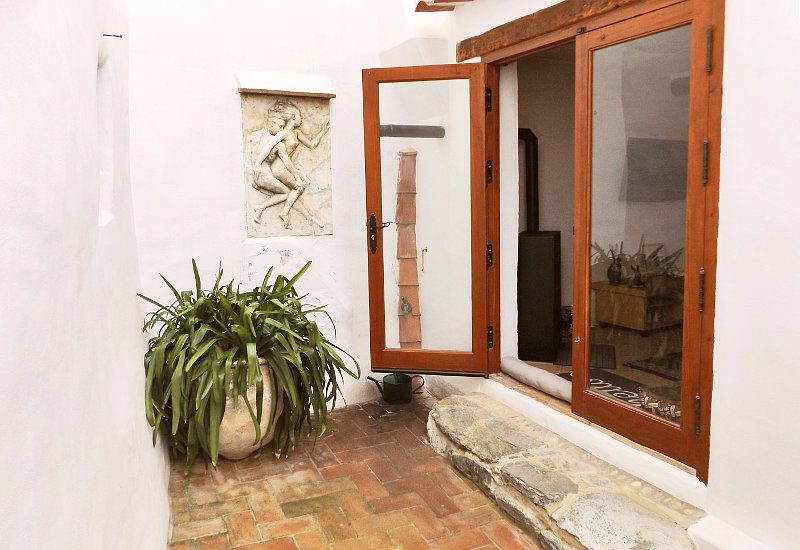 De binnenplaats een schaduwrijke plek in ho zomers