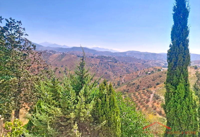 Vom Balkon sieht die Hügel der Axarquia im Sonnenschein