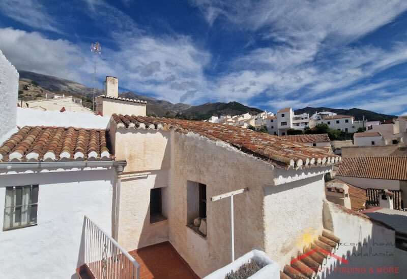 Blick von der Terrasse über die Dächer des weißen Dorfes Sedella mit Maroma im Hintergrund