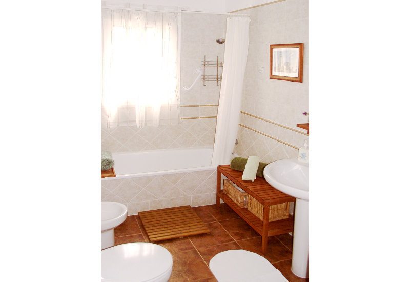 Badkamer voor de 2e slaapkamer met buis, douche, WC en bidet