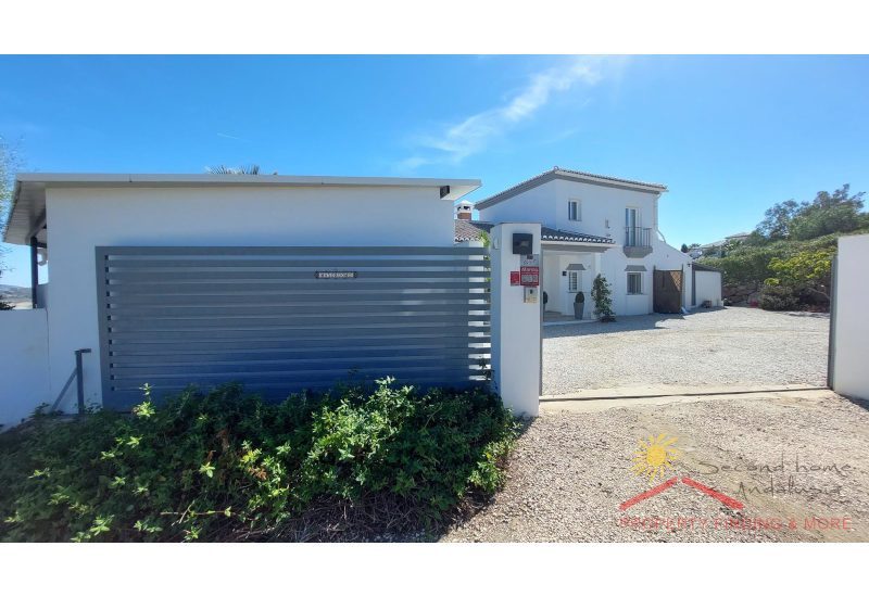 Entrance of Villa El Mayordomo with electrical gate to the wide parking place