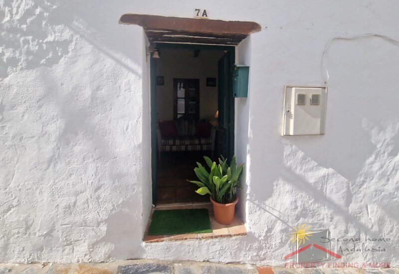 Oude toegangsdeur van het dorpshuis Casa Afifa