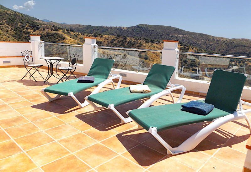Het dakterras is de beste plaats om een zonnebad te nemen in een van de ligstoelen.