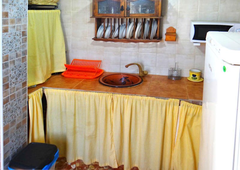 Einfache Küche mit spanischem Spülbecken
