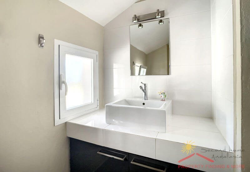 Badkamer 2 met ramen en moderne wastafel