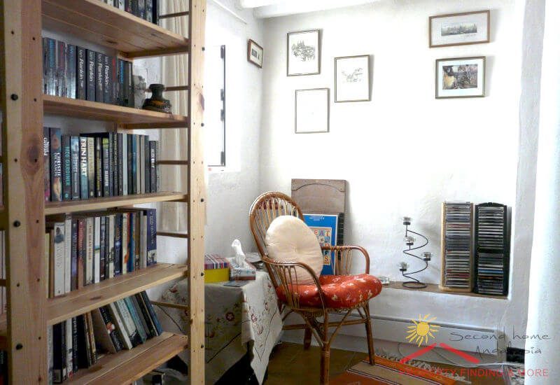 Ein netter kleiner Raum wurde in eine Bibliothek zum Lesen und Entspannen umgewandelt.