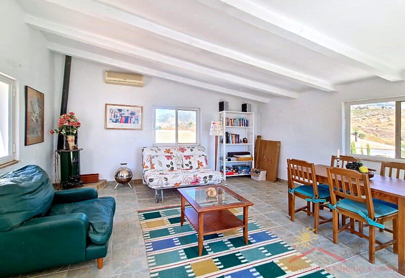 A little studio equipped as an apartment, windows to all sides and a oven