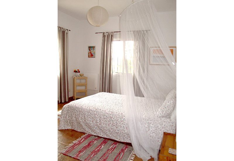 Ruime slaapkamer met ramen en kledingkast.