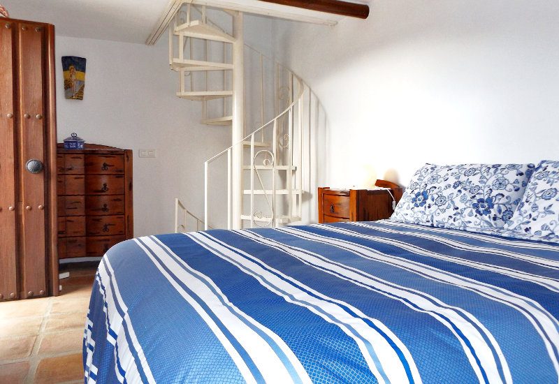 De 2e slaapkamer leidt naar het bovenste dakterras en een deur naar het Julia balkon