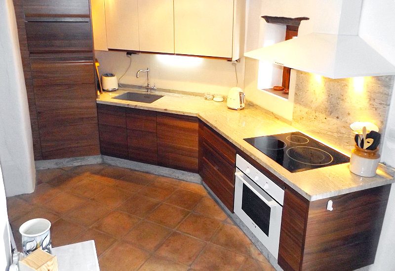 Keuken met straatraam, modern en elegant