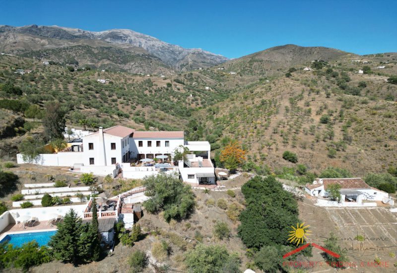 Cortijo la Zapatera mit Haupthaus, Poolbereich und extra Casita mit Maroma auf der Rückseite