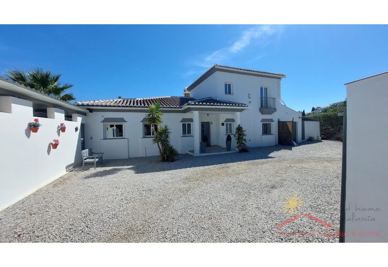 Voorkant en ingang van Villa El Mayordomo een landhuis te koop