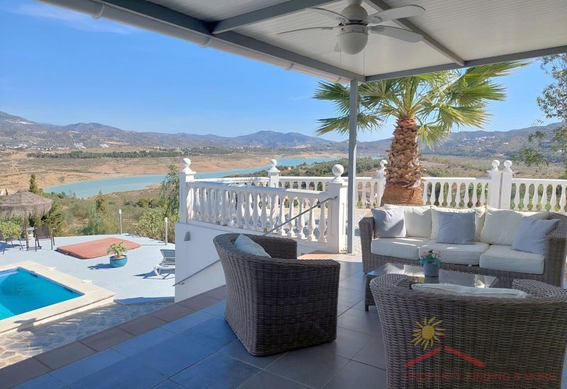 Upper Terrace with view over the La Vinuela lake and the upper Axarquia