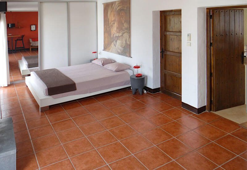 Een grote slaapkamer met enorme kleerkast in het huis te koop Casa Montaña