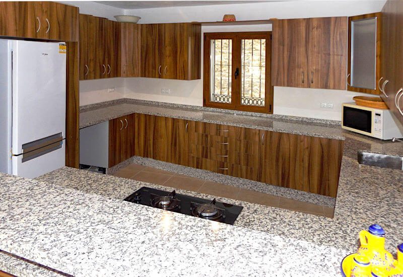 Voll ausgestattete Küche mit Fenster auf zwei Seiten