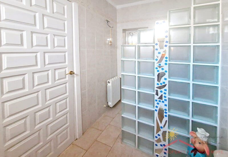 Das zweite Schlafzimmer verfügt über ein kleines En-suite Badezimmer mit einer durch eine Glasziegelwand abgetrennten Dusche.