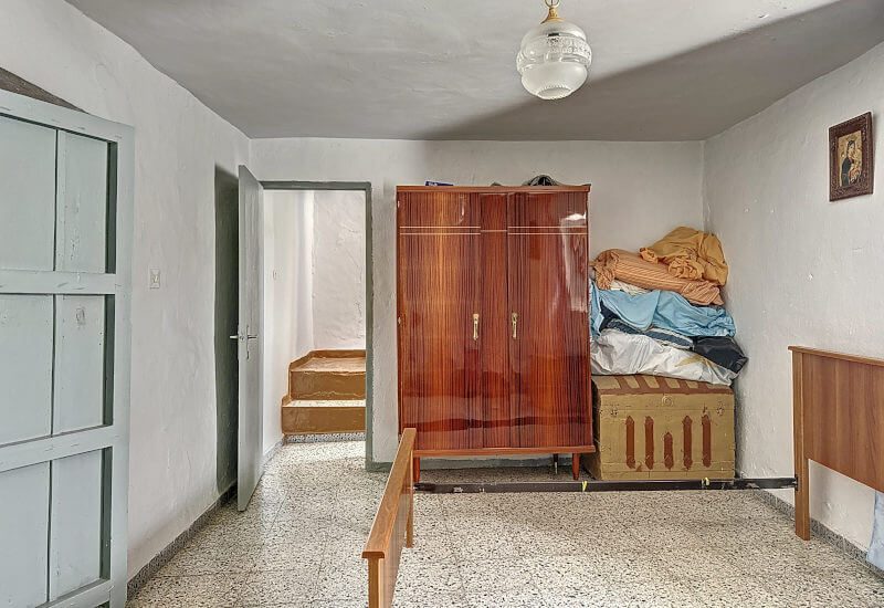 Das Schlafzimmer im 2. Stock hat eine Treppe und ist mit einem Doppelbett und einem kleinen Kleiderschrank ausgestattet