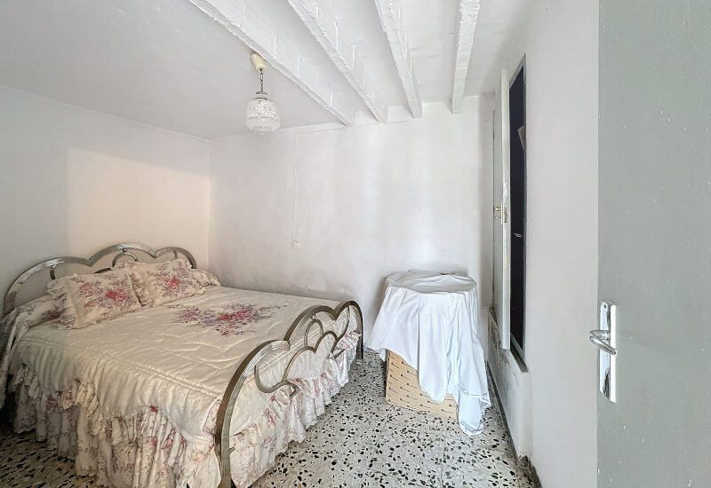 Das Schlafzimmer im 2. Stock ist etwas kleiner mit einem Kingsize-Bett und einem eingebauten Kleiderschrank