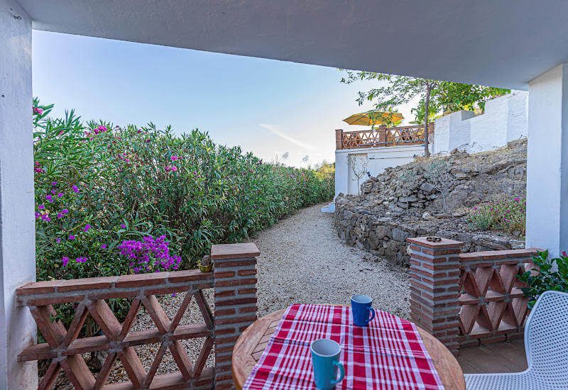 Lager terras in de schaduw van de avondzon