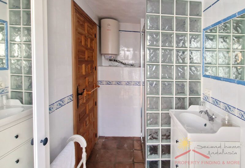 Small but fully equipped en-suite bathroom for guests.