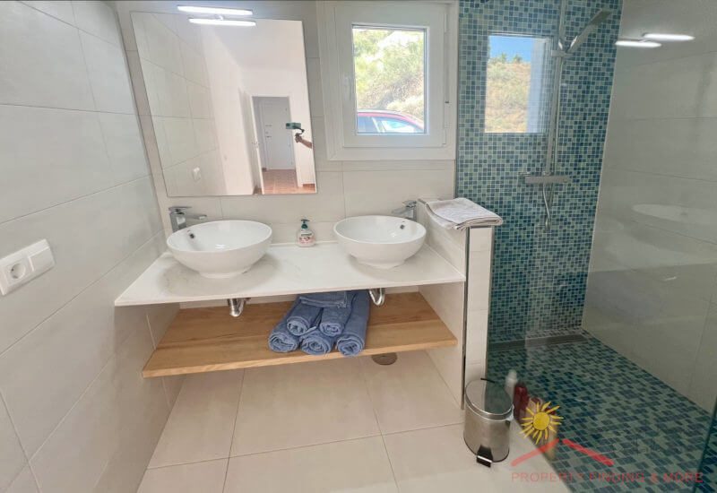 Hoofdbadkamer met 2 wastafels en een moderne grote douche
