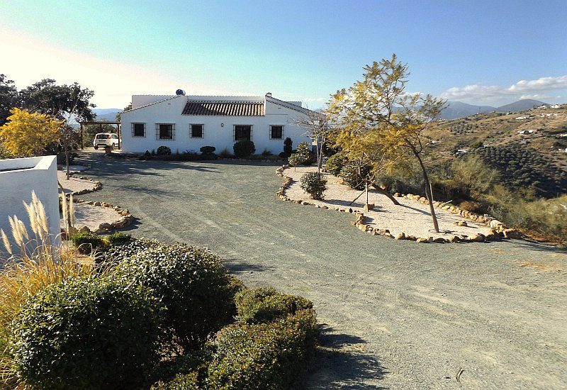 Photo of drive way and Finca Isabellicos front elevation.