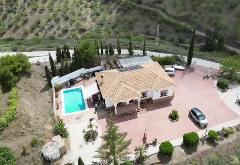 Dronebeeld van Casa Alegría huis in verkoop in Comares aan de Costa del Sol