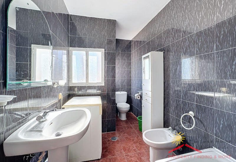 Moderne badkamer met raam en bad