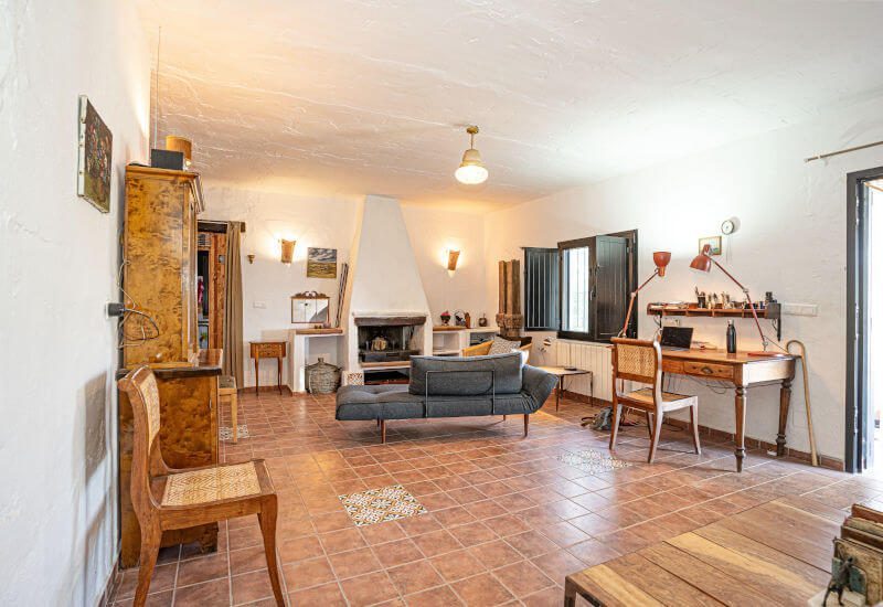 Brede woonkamer met open haard