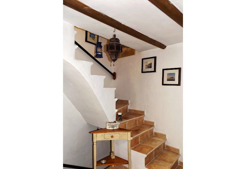 Traditionele trap van de eetkamer naar de bovenverdieping