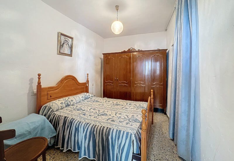 Das Schlafzimmer im Erdgeschoss hat Platz für ein Doppelbett und einen Kleiderschrank