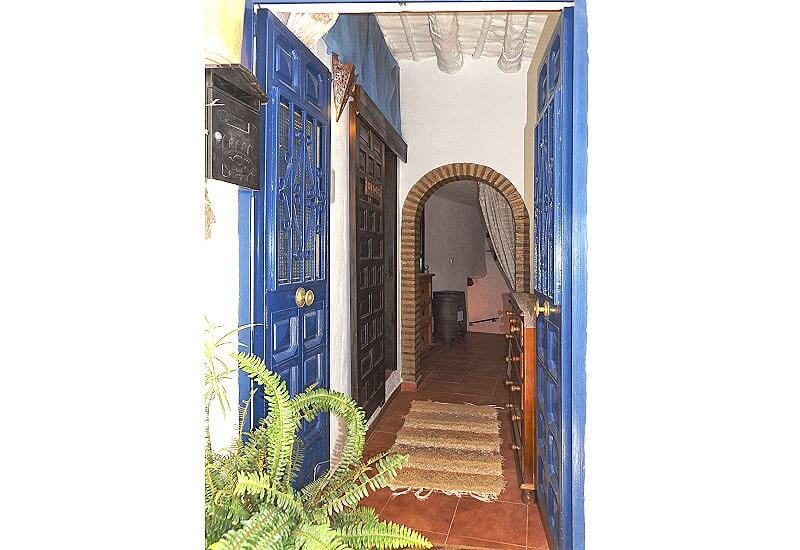 Foto des Eingangs der Casa Olivia mit der blauen zweiflügeligen Tür weit geöffnet.