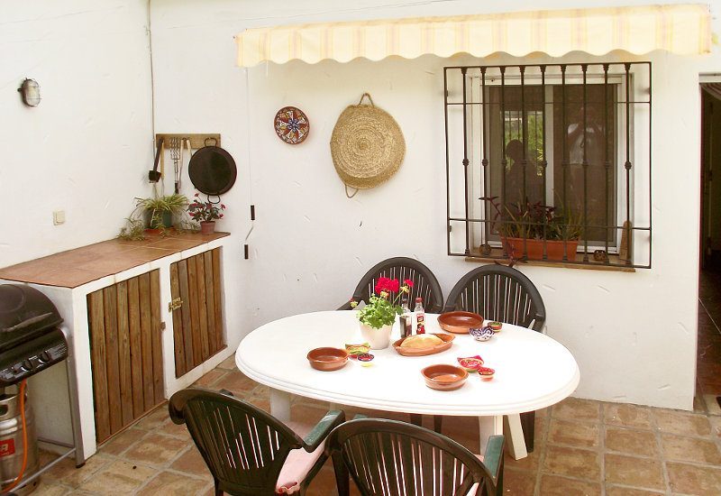 Side terrace with barbecue and storage for a nice time outside.