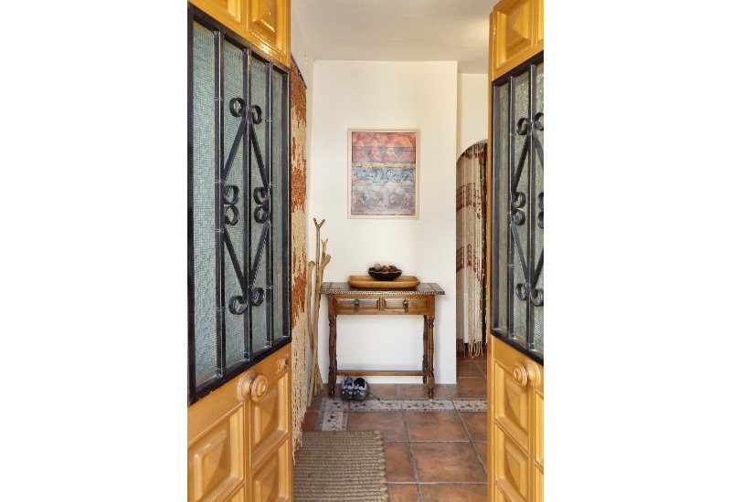 Entreehal naar het witte herenhuis van Sedella.