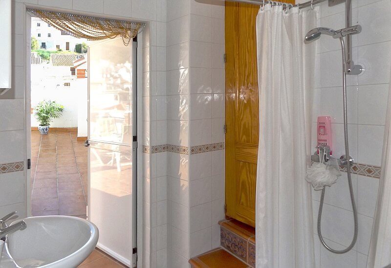 Die Dusche hat eine Tür zum Hauptschlafzimmer und eine zur Terrasse.