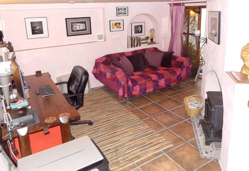 Studio met bureau en zithoek en toegang tot binnenplaats.