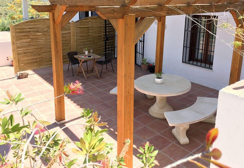 Zum Terrassenzimmer gehört eine schöne große Terrasse