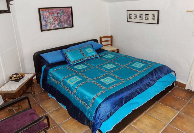 Gezellige gastenslaapkamer met een king size bed.