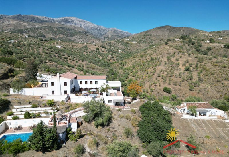 Cortijo la Zapatera with main house, pool area and extra casita with maroma at the back