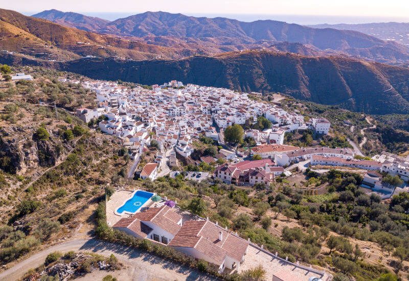 Uitzicht over Canillas de Aceituno en het huis te koop Casa La Vista