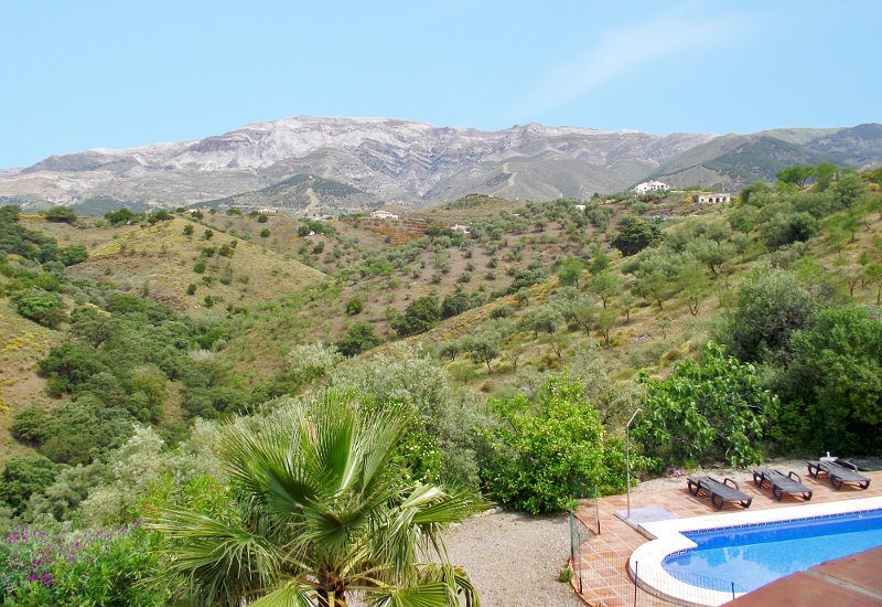 Vanuit het huis heeft u een prachtig uitzicht op het zwembad en de Marroma berg. 