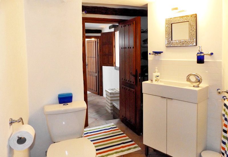 Deze ensuite badkamer is aangesloten op de hoofdslaapkamer