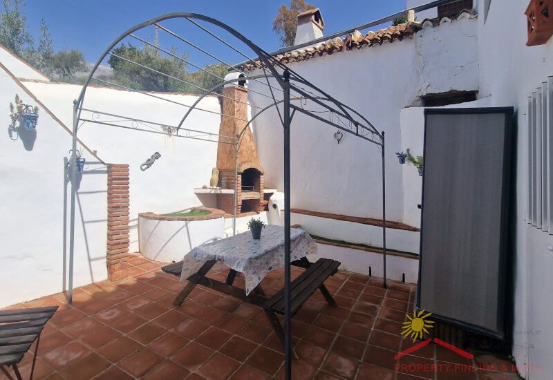 Inner courtyard with BBQ area and big sitting table