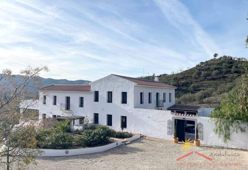 Cortijo La Zapatera in der Abendsonne von der Zufahrt.