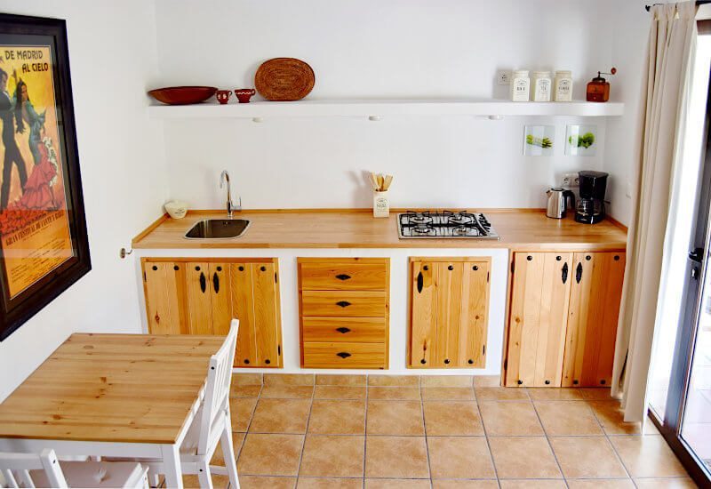 Die Küche van das Apartment mit einem kleinen Esstisch